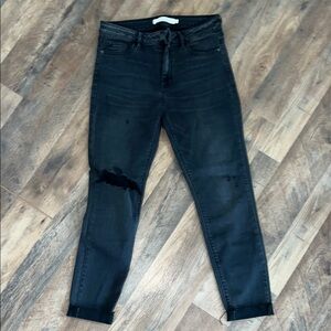 Black cuffed Skinny Jeans with Distressed Knee